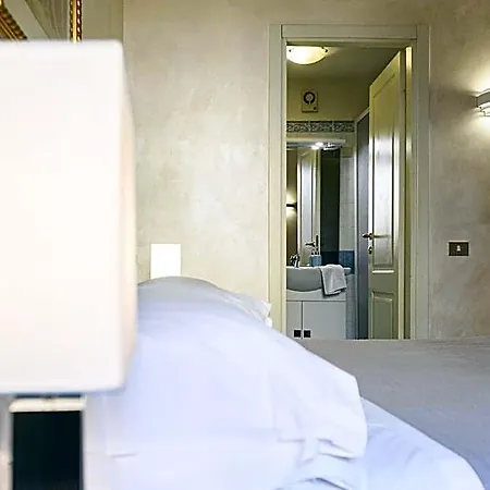 Domus Julia Trevi - Spagna 4* ローマ