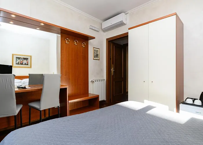 Domus Julia Trevi - Spagna 4* Róma